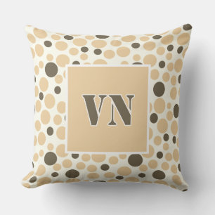 Coussin pois gris jaune sur un arrière - plan blanc