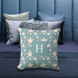 Coussin Poisson étoilé vert cygne foncé monogramme<br><div class="desc">Arrière - plan de couleur cyan foncé et vert décoré d'étoiles de mer et de méduses oranges. Personnalisez et ajoutez votre nom. Grand script blanc en lettres de style.</div>
