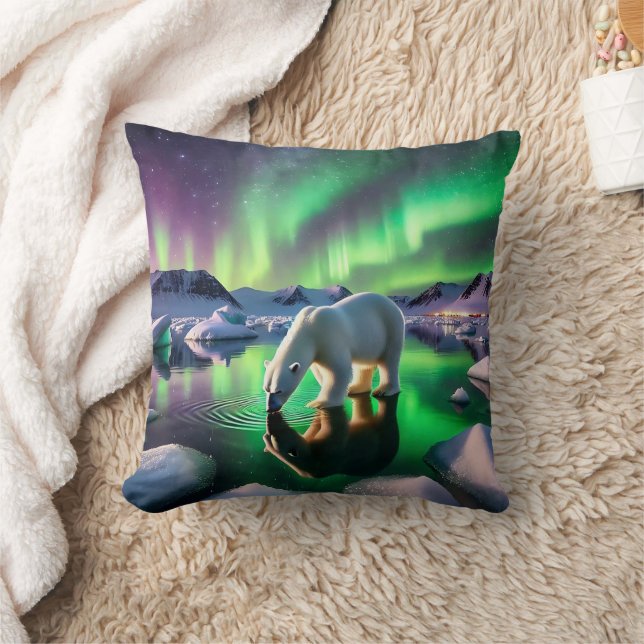 Coussin Polar Bear Drinking Water Under Aurora Borealis (Couverture)