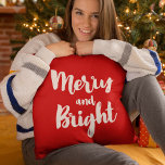 Coussin Police blanche à la mode Joyeuse et brillante<br><div class="desc">Une typographie de police moderne et tendance pour cette collection d'objets de vacances personnalisable.</div>