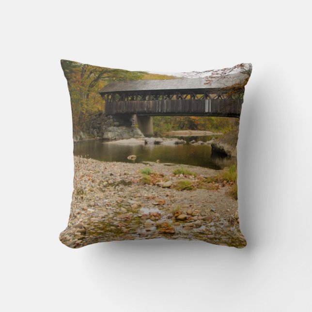 Coussin Pont couvert de Newry sur la rivière en automne (Recto)