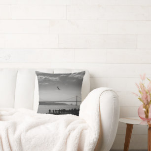 Coussin Pont de suspension à Lisbonne Photo noir et blanc