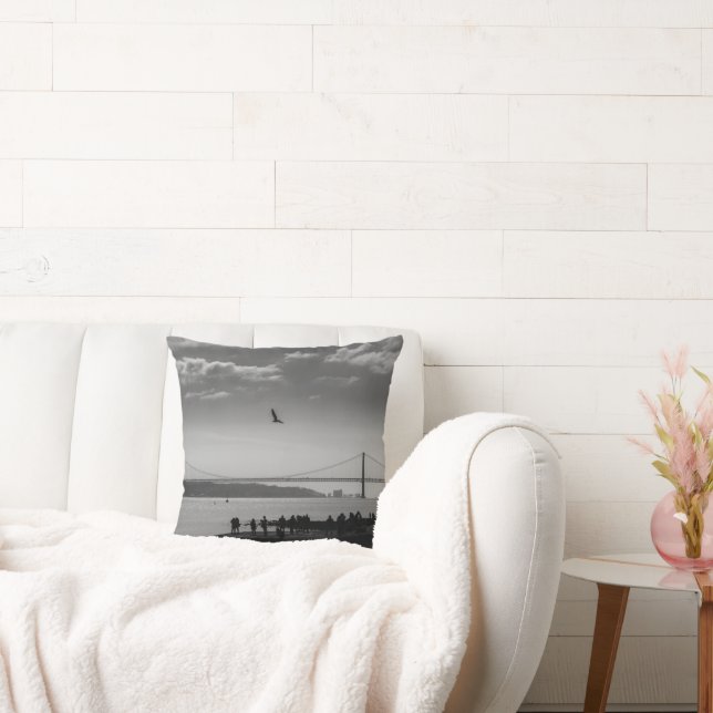 Coussin Pont de suspension à Lisbonne Photo noir et blanc (Canapé)