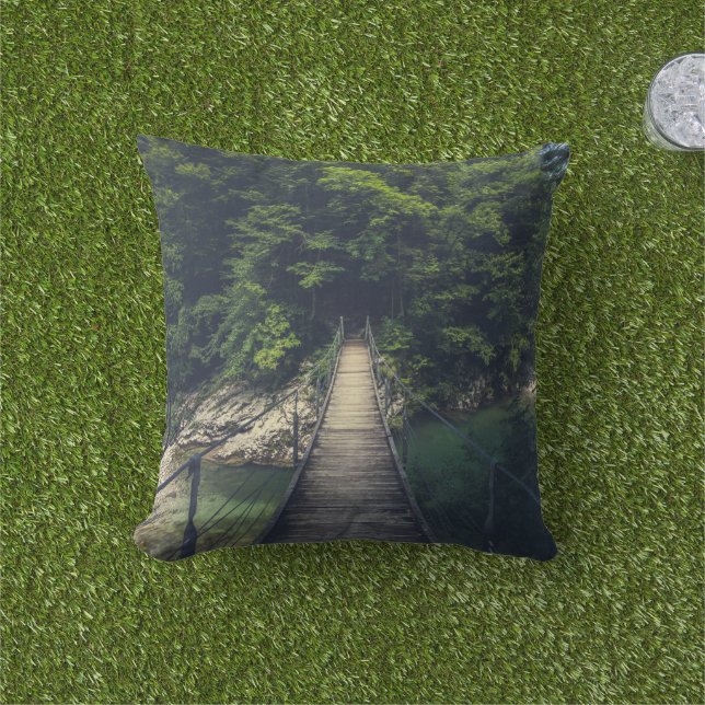 Coussin Pont suspendu simple rivière Idrijca, Slovénie (Herbe)