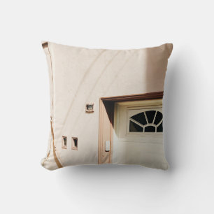 COUSSIN PORTE EN BOIS BLANC FERMÉE