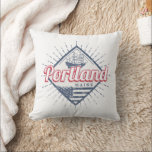 Coussin Portland Maine City États-Unis Vintage USA<br><div class="desc">Portland dans le Maine, ville en Amérique, voilier vintage design souvenir. Conception du drapeau américain de la ville rétro de Portland pour un voyage aux États-Unis et dans le comté de Cumberland ou des vacances dans le Maine. Portland par bateau pour les vacances aux USA. Portland aux Etats-Unis avec voilier...</div>