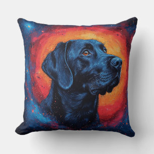 Coussin Portrait de Labrador noir dans un espace cosmique