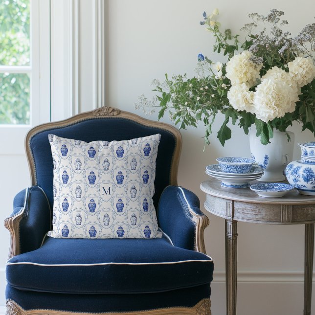 Coussin Pot à gingembre de style chinois avec blason monog (Ginger Jar Monogram Pillow)