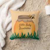Coussin Pot de miel abeille bourdon sur une nurserie jaune (Couverture)
