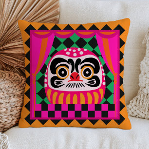 Coussin Poupée Daruma japonaise sur fond à carreaux rétro