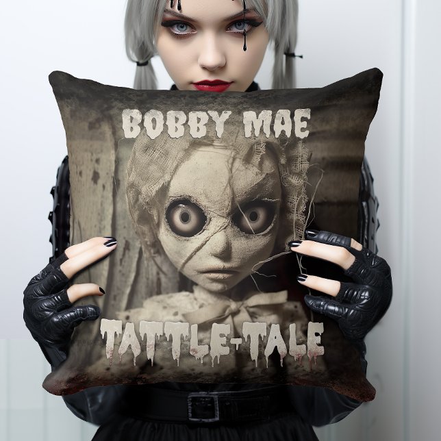 Coussin Poupée hantée déplaisante - Film d'horreur (Get ready to get creeped-out with this taunting evil doll pillow, ideal for a creepy bedroom corner.)