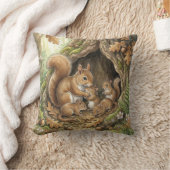 Coussin pour enfants représentant une maman écureu (Couverture)