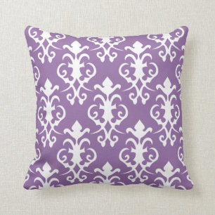 Coussin pourpre décoratif de damassé