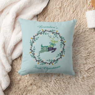 Coussin Premier cerf de Noël avec couronne sarcelle person