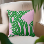 Coussin Preppy Pink Et Green Palm Feuille Beach House<br><div class="desc">Motif simple rose et vert avec feuilles de palme vert sur arrière - plan rose.</div>