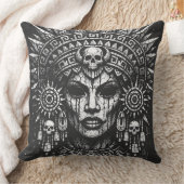 Coussin Prêtresse Couronnée d'un Crâne — par BurnsInHell (Couverture)