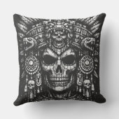 Coussin Prêtresse Couronnée d'un Crâne — par BurnsInHell (Verso)
