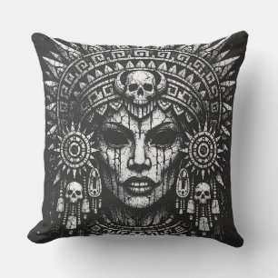 Coussin Prêtresse Couronnée d'un Crâne — par BurnsInHell