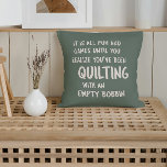 Coussin Problèmes de courtepointe amusants Citation pour c<br><div class="desc">Amusants jetez l'oreiller dans le vert sauge avec une citation drôle que toutes les courtepointes peuvent se rapporter à environ quilting avec une bobbin vide et ne pas le réaliser jusqu'à ce qu'il est trop tard.</div>