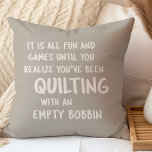 Coussin Problèmes de courtepointe drôle Citation pour cour<br><div class="desc">Amusant lancer l'oreiller en taupe avec une citation drôle que toutes les quilters peuvent se rapporter à environ quilting avec un bobbin vide et ne pas le réaliser jusqu'à ce qu'il est trop tard.</div>