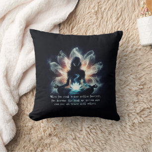 Coussin Professeur de yoga en posture de méditation, lotus