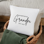 Coussin Promu à Grand-père EST | Nouveau cadeau grand-père<br><div class="desc">Donnez au nouveau grand-père dans votre vie un garde-robe confortable avec cet oreiller décoratif "Promoted to Grand-pa EST 2025". Doté d'un script propre et moderne et d'un style intemporel, ce coussin est le moyen idéal de marquer un jalon significatif. Que ce soit pour un faire-part de grossesse, un baby shower...</div>