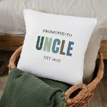 Coussin Promu à oncle EST 2025 | Cadeau personnalisé<br><div class="desc">Commémorez ce moment passionnant avec cet oreiller doux "Promoted to Uncle EST 2025" pastel jeté. Parfait pour les oncles de première année, cet accent cosy ajoute une touche ludique et sentimentale à la décoration de la maison. Qu’il s’agisse d’une révélation pour bébé, d’une faire-part de grossesse ou d’une surprise juste-parce...</div>