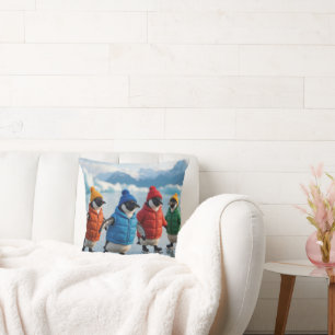Coussin Quatre manchots patinant sur un lac arctique