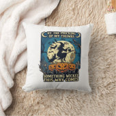 Coussin Quelque chose de méchant arrive sorcière Halloween (Couverture)