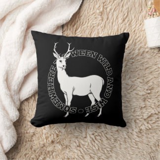 Coussin Quelque part entre la ligne d'art de cerf sauvage
