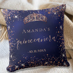 Coussin Quinceanera bleu rose or tiara nom script<br><div class="desc">Pour un élégant Quinceañera, 15ème anniversaire. Couleur arrière - plan bleue design, le bleu est inégal. Décoré avec de la poussière de parties scintillant en faux or rose, une couronne de tiare. Personnalisez et ajoutez un nom, un âge et une date. Quinceañera est écrit avec un script de style moderne...</div>