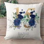 Coussin Quinceanera Blue Rose Floral Gold Numéro 15<br><div class="desc">Personnalisé 15e anniversaire coussin - beau cadeau de gardien pour célébrer la Quinceañera d'une jeune femme spéciale. Le design est orné d'un numéro or 15 orné de belles fleurs roses bleues, de verdure et de feuillage. Le modèle est prêt pour vous à personnaliser, avec le nom de la province et...</div>