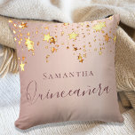 Coussin Quinceanera rose or brillant étoiles nom<br><div class="desc">Un coussin pour une Quinceañera,  chambre pour filles de 15 ans. Un arrière - plan d'or faux rose avec une élégante fausse étoile dorée. Texte : Quinceañera est écrit en or rose foncé avec un grand script de style manuscrit moderne. Tentez un nom.</div>