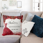 Coussin Quinceanera rouge fleurs de robe blanc<br><div class="desc">Pour une Quinceañera,  fête du 15e anniversaire. Un arrière - plan blanc aux confettis rouges,  une robe et des roses rouges,  des fleurs. Le nom est écrit avec un script de style moderne écrit à la main. Personnalisez et ajoutez votre nom et une date.</div>