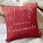 Coussin Quinceanera rouge parties scintillant nom gouttes<br><div class="desc">Un coussin pour une Quinceañera, chambre pour filles de 15 ans. Un arrière - plan rouge avec des gouttes de parties scintillant faux rouge, la peinture goutte à goutte. Le texte : Quinceañera est écrit en blanc avec un grand script de style à la main moderne. Personnalisez et ajoutez un...</div>