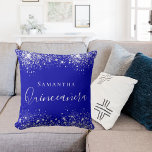 Coussin Quinceanera royal bleu argent nom de la poussière<br><div class="desc">Un coussin pour une Quinceañera,  chambre pour filles de 15 ans. Un arrière - plan bleu royal avec de la poussière de parties scintillant en faux argent. Le texte : Quinceañera est écrit en blanc avec un grand script de style à la main moderne. Personnalisez et ajoutez un nom.</div>