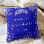 Coussin Quinceanera royal bleu argent parties scintillant<br><div class="desc">Pour un élégant Quinceañera, 15ème anniversaire. Une couleur arrière - plan bleue royale tendance. Décoré avec de la poussière de parties scintillant en faux argent, une couronne de tiare. Personnalisez et ajoutez un nom, un âge et une date. Quinceañera est écrit avec un script de style moderne écrit à la...</div>