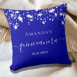 Coussin Quinceanera royal bleu blanc étoiles nom<br><div class="desc">Pour un élégant Quinceañera,  15ème anniversaire. Une couleur arrière - plan bleue royale tendance. Décoré d'étoiles blanches. Personnalisez et ajoutez un nom,  un âge et une date. Quinceañera est écrit avec un script de style moderne écrit à la main avec des swashes.</div>