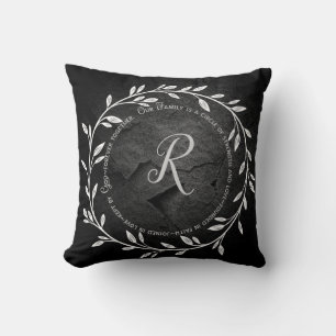Coussin Quote cercle familial sur roche noire avec monogra