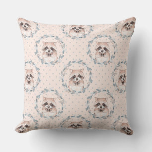 Coussin Raccoon et couronne florale. Motif aquarelle