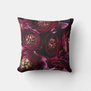 Coussin Ranunculus pourpre foncé, Gros Plan.