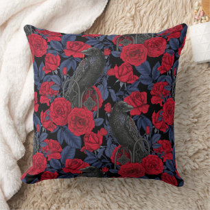 Coussin Ravages et roses avec des feuilles bleu foncé