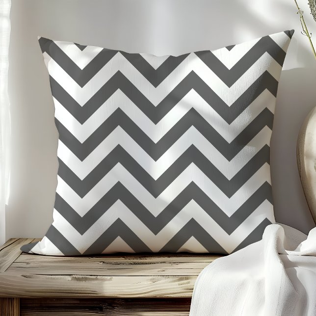 Coussin Rayures Chevron Grises Foncées et Blanches Tendanc (Créateur téléchargé)