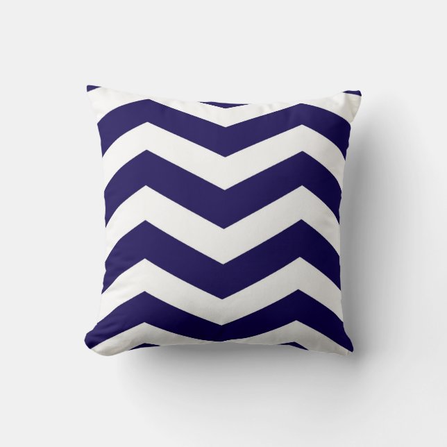 Coussin Rayures modernes de Chevron dans le bleu et le (Recto)