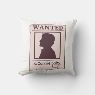 Coussin Recherché : une conception d'affiche Connie Bby