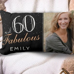 Coussin Rectangle 60 et fabuleux Elegant Black 60th Birthday Photo<br><div class="desc">60 et Fabulous Elegant Black 60th Birthday Photo Lumbar Coussin. L'arrière - plan est noir. Personnalisez le panneau avec votre photo,  votre nom et faites votre propre cadeau de 60e anniversaire pour une femme.</div>