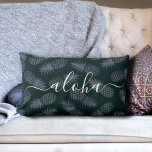 Coussin Rectangle Aloha calligraphie script navy ananas motif<br><div class="desc">Aloha. Apportez un peu de l'hospitalité hawaïenne dans votre maison avec ce lombaire chic, frappant, élégant et moderne jetez un oreiller avec typographie de script blanc et croustillant écrit à la main sur un motif graphique, ananas dans deux nuances de bleu marine foncé acier. Faites une déclaration amusante et élégante...</div>