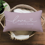 Coussin Rectangle Amour dans le script du coeur Lilac Monogramme per<br><div class="desc">Moderne et élégant design lombaire sur mesure avec oreiller conception simple et minimaliste de la typographie "Amour" qui comprend des détails florissants et de coeur. Personnalisez le texte majuscule ci-dessous avec un monogramme pour un couple ou une famille, un devis ou un autre texte préféré. On peut modifier les couleurs...</div>