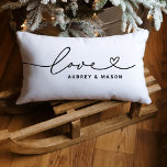 Coussin Rectangle Amour dans le script du coeur Noir Monogramme pers<br><div class="desc">Moderne et élégant design lombaire sur mesure avec oreiller conception simple et minimaliste de la typographie "Amour" qui comprend des détails florissants et de coeur. Personnalisez le texte majuscule ci-dessous avec un monogramme pour un couple ou une famille, un devis ou un autre texte préféré. Les couleurs noir et blanc...</div>