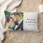 Coussin Rectangle Anniversaire de Mariage avec Photo Personnalisé<br><div class="desc">Créez votre propre cadeau d'anniversaire de mariage personnalisé avec photo,  noms et date en typographie de machine à écrire.</div>